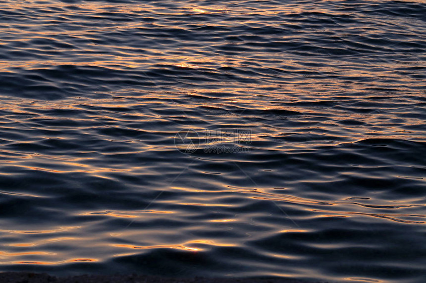海浪在日落的光芒图片