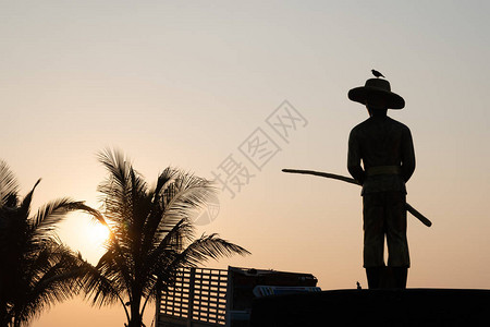 在泰国卡伦海滩落日的背景下图片
