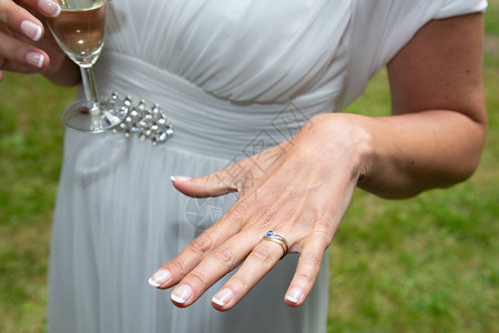 结婚仪式当天新娘手环与香槟杯图片
