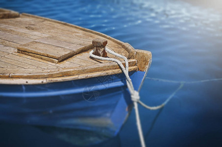 一艘停靠的旧蓝色渔船图片