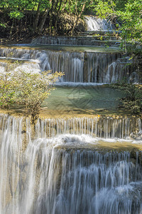瀑布的清澈水流经黄石灰岩图片