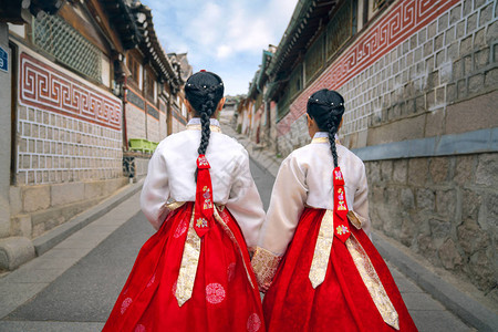 穿着韩服或韩国的韩国女士在韩国首尔市首尔的一座古镇和图片
