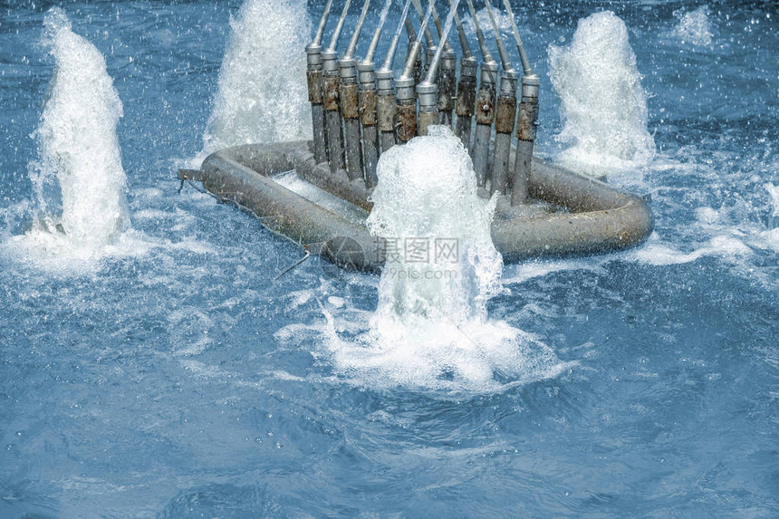 喷水和飞溅的喷泉嘴的特写镜头水厂池中图片