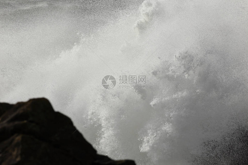 大风雨如磐的白色海浪飞溅图片