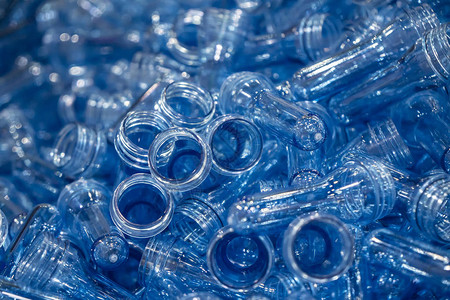 塑料瓶式发泡工艺的预形成型堆积图片