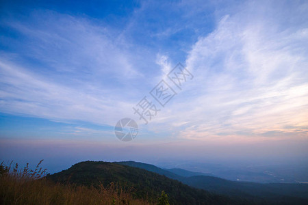 傍晚天空与高山的景观图片