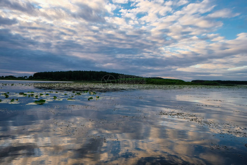 乌克兰Lyubyaz湖日落湖面镜有水图片