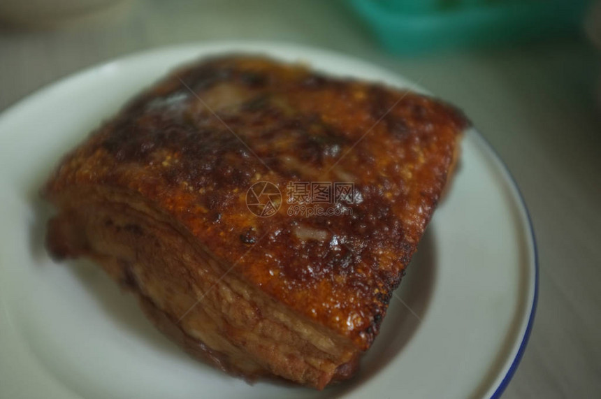 东方烤猪肚或脆皮猪肉泰国菜图片