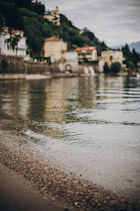 意大利斯特雷萨市湖泊和旧建筑的美丽景色图片