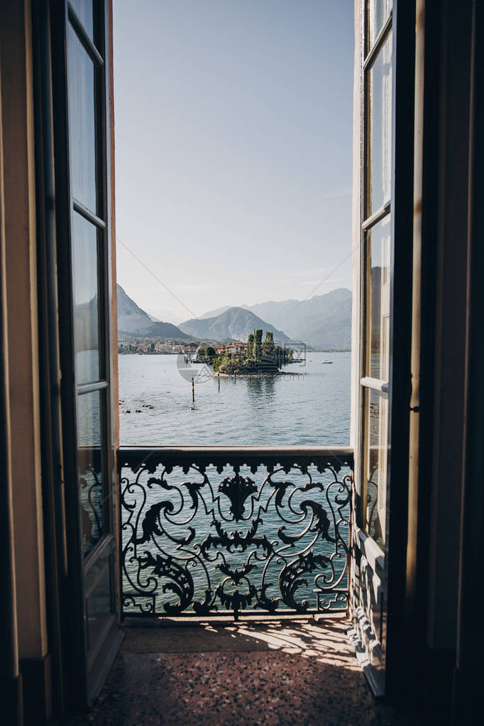从马焦雷湖和博罗梅安群岛的阳台窗欣赏美丽的景色图片