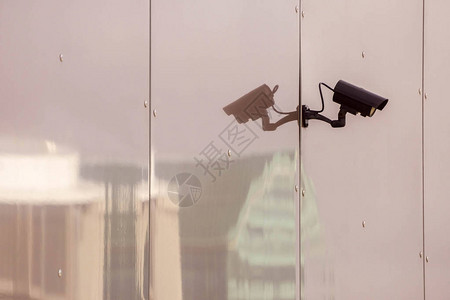 闭路电视摄像头拍摄在一座建筑物的玻璃壁上图片