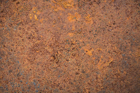 锈迹斑的金属墙上旧白漆的棕色锈迹锈迹斑的金属背景图片
