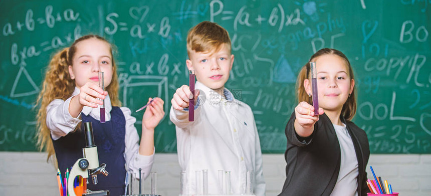 好消息化学回到学校小孩子在学校实验室学习化学生用显微镜做生物实验小孩子在学校上课图片