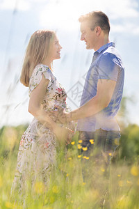 年轻快乐的怀孕夫妇在大自然中爱关系关怀婚姻家庭创造怀孕图片