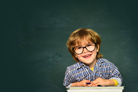 学生男孩对优异的成绩感到满意学校和教育理念可爱的男孩背景图片