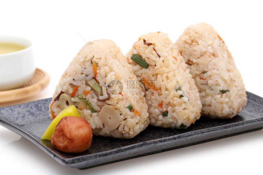 Onigiri日本食品日本大米球与Takikomigoh图片