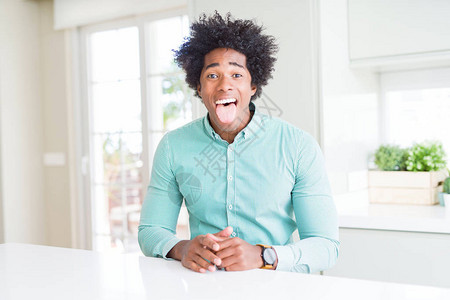 身穿优雅衬衫的非裔美国人商用有趣的表情来表达自己快乐情感概图片