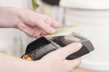 客户用无接触信用卡支付NFC技图片