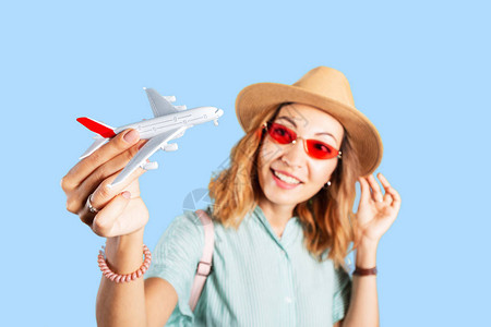 快乐的亚洲女孩带着飞机玩具梦想着她未来的旅行和旅行旅图片