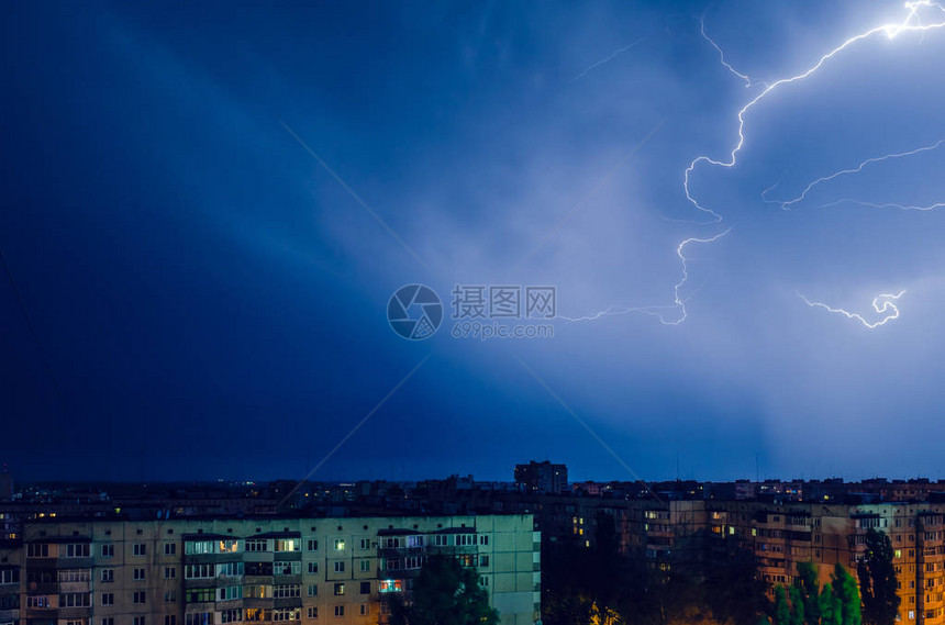 雷暴与闪电和雷声在夜城图片