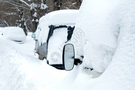 冬季暴雪过后有几辆汽车被雪图片