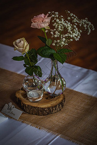 彩色婚礼餐桌装饰花束的特写镜头图片