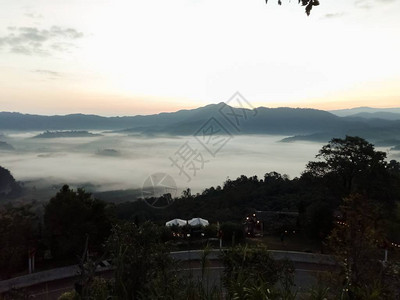 清晨太阳从山后升起图片