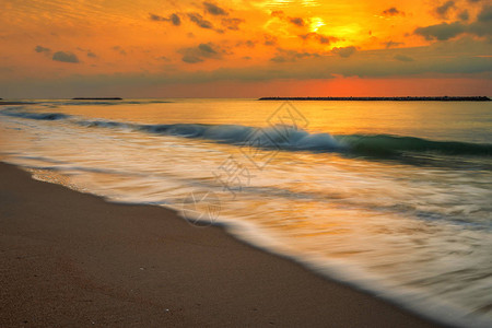 清晨美丽的日出在海面上图片