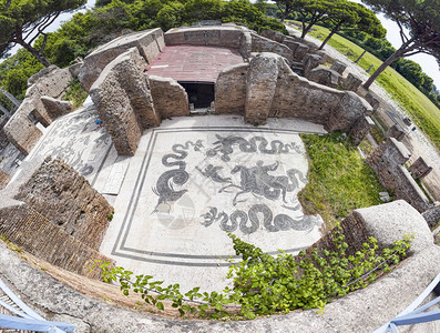 在OstiaAntica的考古发掘中欣赏Nettuno温泉浴场的全景图片