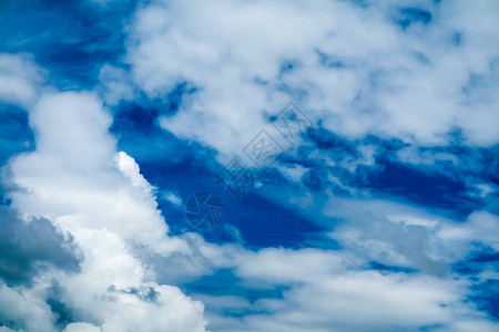 夏月蓝色天空下阴云背景的白图片