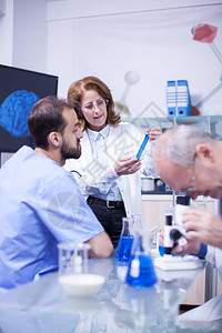 医学教授在医院实验室使用显微镜化学家在后台背景图片