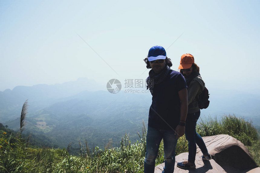 情人夫妇男女亚洲人旅行在假期放松坐在山上看风景山公园开心在山上图片