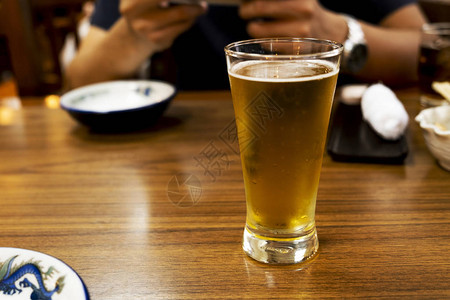 餐厅桌上的冷啤图片
