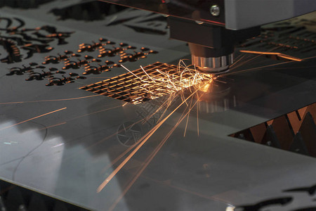 光纤激光切割机切割金属板钣金制造过程由激光切割机由图片
