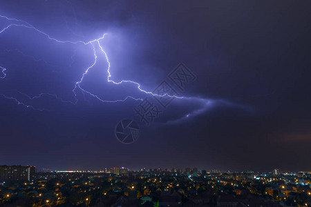 城市景观雷雨闪电在夜城上空划过背景图片