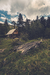 山景房子坐落在山脚下被森林和草甸环绕图片