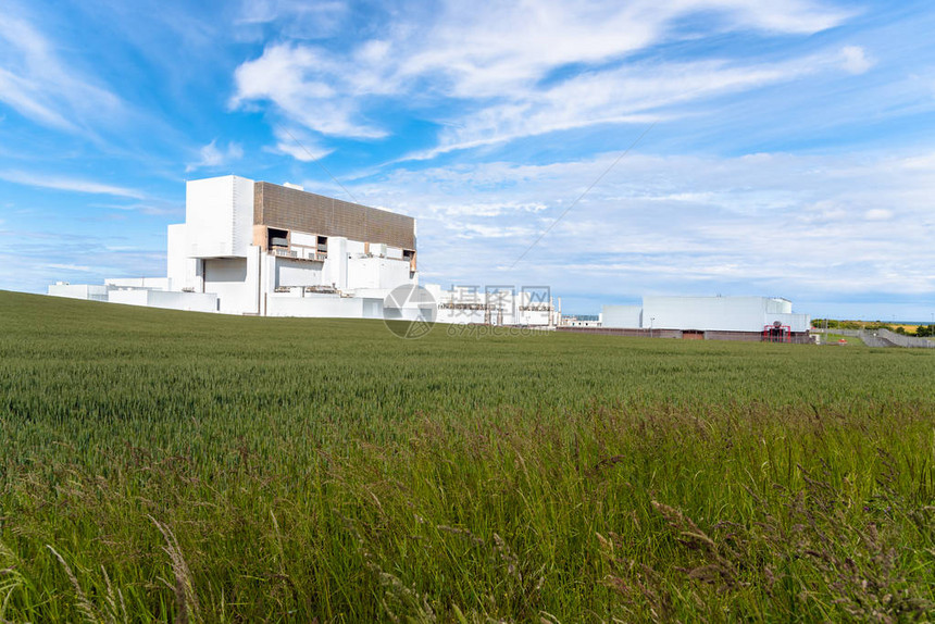 明夏日大麦纤维末端的核电站景象图片