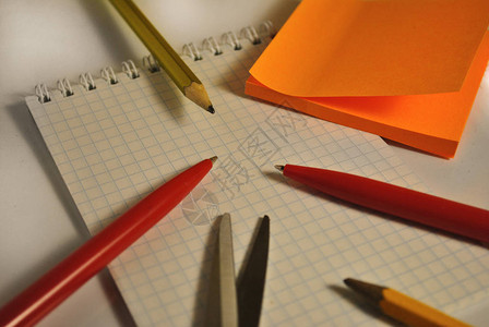笔记本上写着文具钢笔铅笔橙图片
