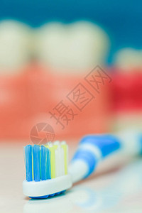 带牙科器械的牙刷牙科护理概念图片