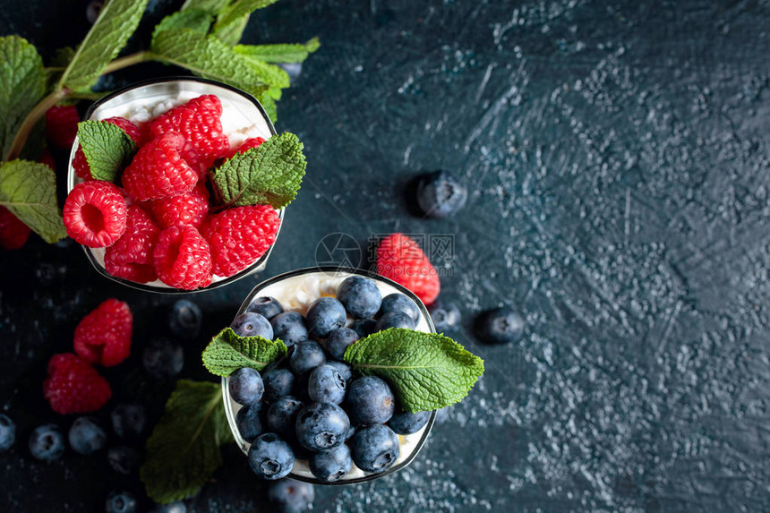 奶油草莓和蓝莓的甜点加鲜薄荷顶层视图片