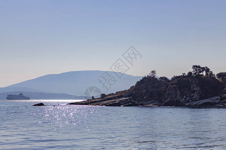 一艘游轮在科孚岛的最尖端和阿尔巴尼亚图片