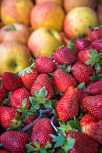 在农民市场上销售的美味有机苹果和红果以及完全成图片