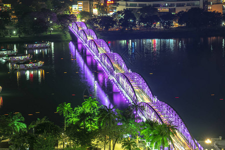 越南顺化市从上方俯瞰TrangTien桥夜景的彩色特写背景图片