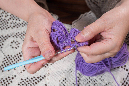 女人用钩针编织装饰餐巾披肩和围巾图片