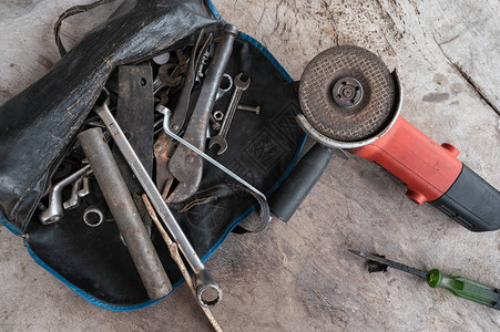 手工具用旧的生锈扳手螺栓钥匙图片