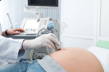 在现代诊所进行超声波扫描的年轻孕妇图片