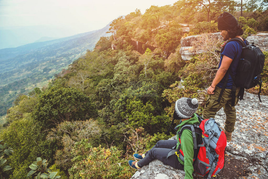 亚洲情人女和男人旅行自然旅行放松看山景在山上的悬崖上在山上徒图片