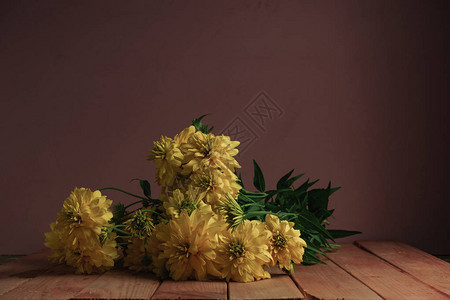 红色木桌上的黄色花朵美丽图片
