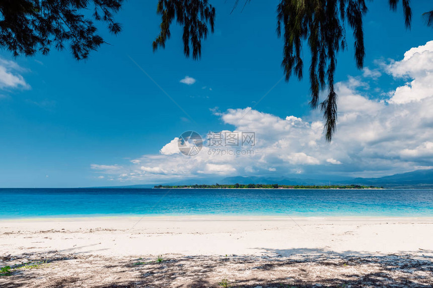 天堂海滩与热带岛屿的蓝色海洋图片