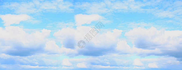 蓝色天空在柔软的白云中图片